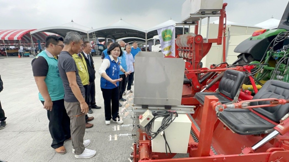 雲林縣長張麗善聽取農機說明時，也不時發問，期能了解農業科技的發展現況，歡迎更多農民也來參觀增長農知識。記者蔡維斌／攝影