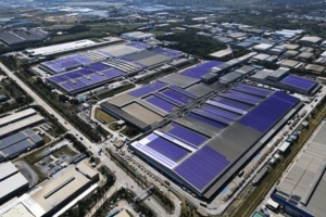 世界最大太阳能屋顶：关西电力泰国子公司正在该工厂安装超过 18 个足球场大小的太阳能电池板，为Falken 轮胎的欧洲市场制造产品。 泰国投资委员会/提供