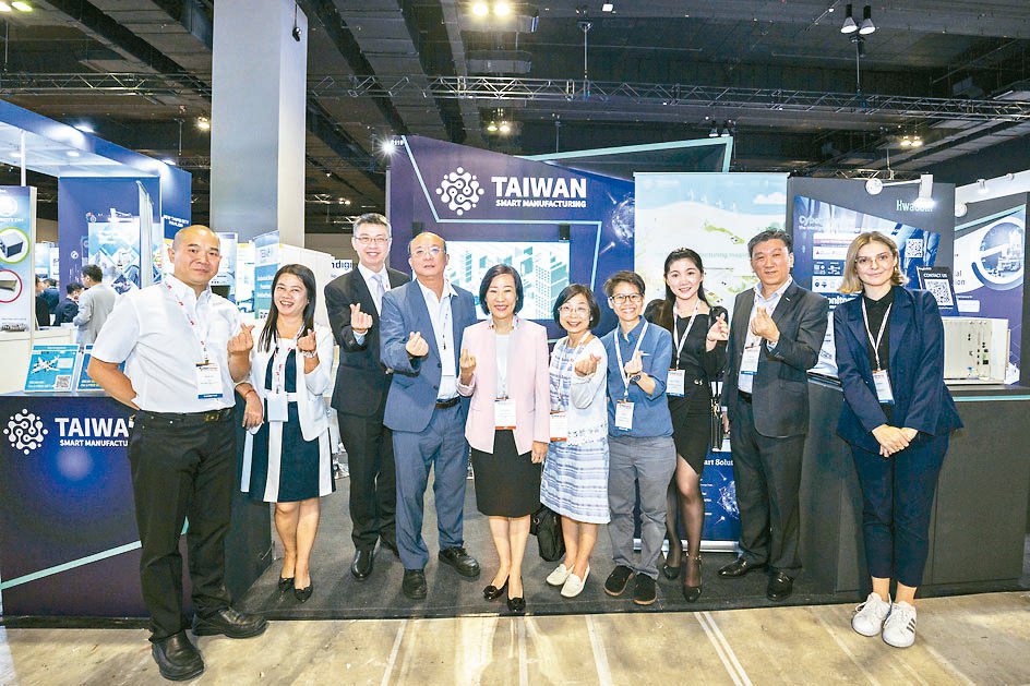 PMC協理周麗蓉（左二）、貿易署署長江文若（左五）與夥伴及貴賓合影。台灣電子設備協會／提供 