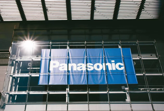 特斯拉供应商Panasonic表示，已在上季减产车用电池，并将电池部门的全年获利预测下修15%。（路透）
