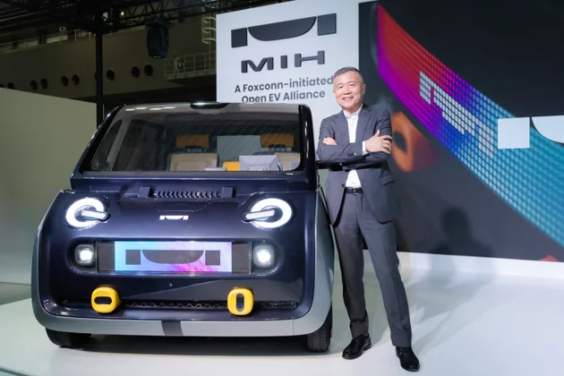 MIH执行长郑显聪与首度展示的Project X三人座概念车。MIH／提供
