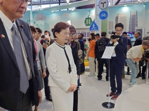 经济部长王美花参访「2023日本台湾形象展」中表示，全球都面临气候变迁、人口老化、少子化等等危机，因此低碳化、数位转型，已经成为大家共同的课题，台湾需要的用科技的力量，来开创绿色、智慧的永续未来。黄淑惠摄影