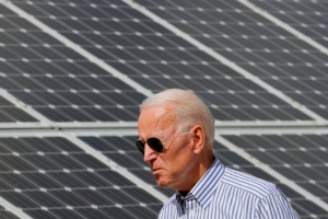 美国总统拜登的产业政策，以税务减免、补助和其他财务激励措施吸引企业设厂生产太阳能板、半导体和电动车。路透
