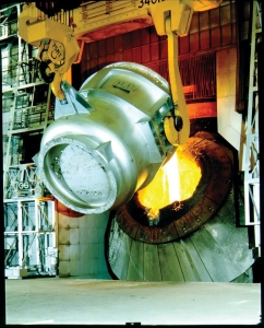 鐵水倒入轉爐後，準備進行轉爐吹氧製程。(中鋼/提供)