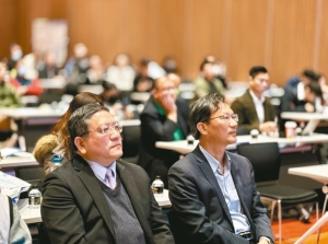 臺南市經發局副局長蕭富仁（右）與經濟日報副總經理倪榮松出席「2024臺南橡塑膠工業展」協調會。黃逢森／攝影