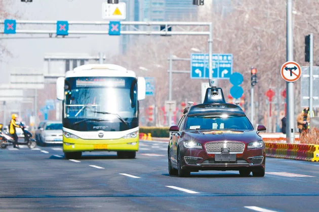 大陆已有北京、上海、广州等30多个城市发放了自动驾驶路测牌照。 中新社