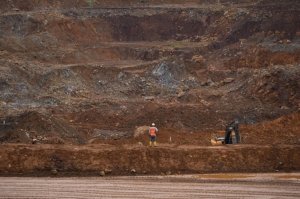 今年鎳價跌幅預期超過40%，為2008年以來最大。圖為最大鎳生產國印尼當地鎳礦場。美聯社