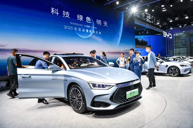 中国比亚迪汽车去年第4季销量首次超过美国电动车大厂特斯拉。图为比亚迪日前在粤港澳大湾区的车展展台。 新华社