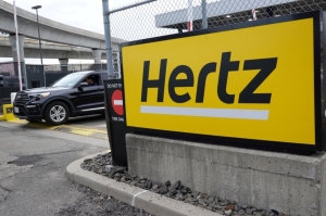 赫兹公司打算回头拥抱燃油车。 路透
