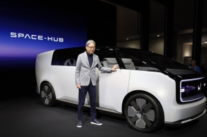 日本本田汽車（Honda）社長兼執行長三部敏宏9日在美國CES展，介紹本田下一代電動概念車。 歐新社