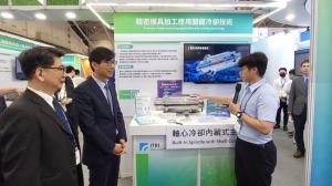 PMC执行副总经理李健勲（左一）与PMC工程师向技术司司长邱求慧（中）说明「轴心冷却内藏式主轴」的重大研发成果。 PMC/提供