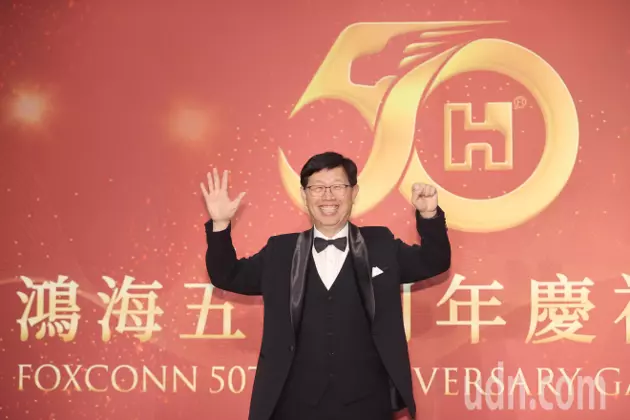 鴻海董事長劉揚偉下午在鴻海50周年晚宴前受訪，比著50的手勢留影。 記者蘇健忠／攝影