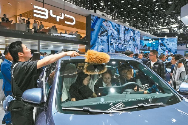 彭博報導，北京可能考慮將歐美大型引擎進口汽車的臨時關稅上調至最高25％。(美聯社)