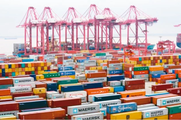 海運四大效應爆發，全球出現大塞港，其中，上海、新加坡等全球前兩大港擁堵問題為三年來最嚴重。圖為上海港口。（路透）
