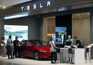 特斯拉（Tesla）在泰國曼谷設立的一處Model 3快閃體驗店。 歐新社