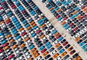 中國去年已超越日本，成為全球最大汽車出口國。圖為3月12日， 4,000輛上汽集團乘用車正準備從福州港運往荷蘭、埃及、英國等國。（新華社）