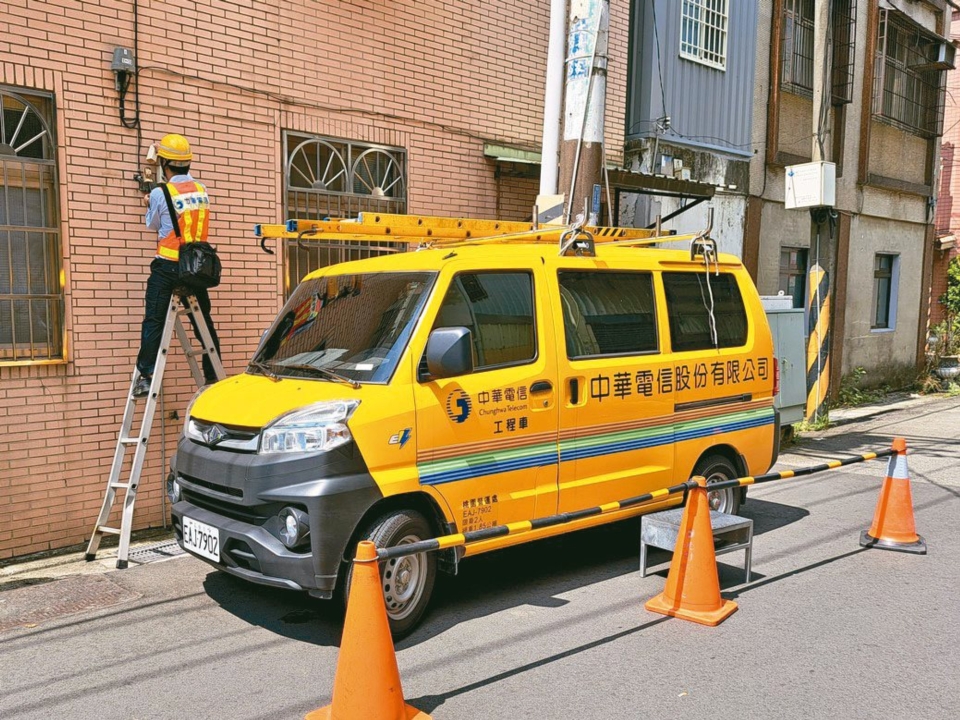 中華電信電動工程車上路。圖／產發署提供