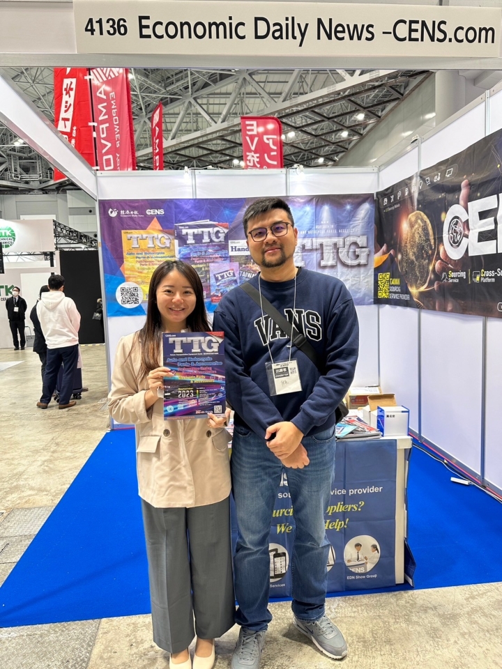 A member of CENS' publication team takes a photo with an international buyer after completing the matchmaking service. 
(Photo courtesy of CENS)