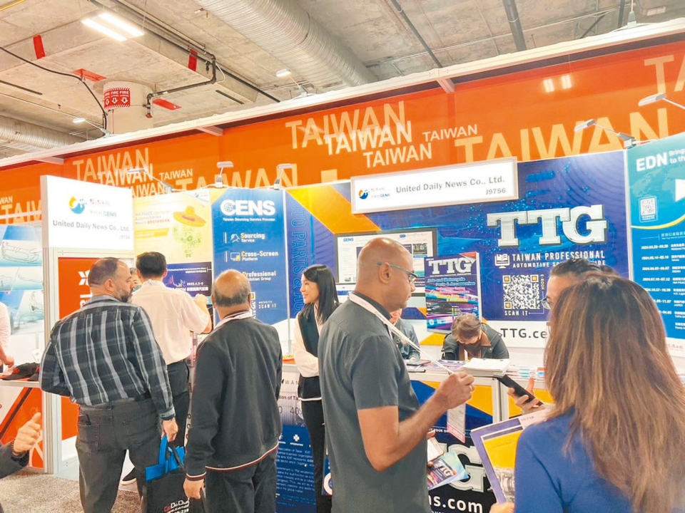 At AAPEX 2023, the representative of the Taiwan Exhibitor Group takes a group photo at CENS’ booth. (Photo courtesy of CENS)