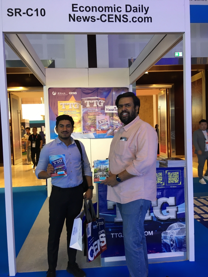 At Automechanika Dubai 2023, two international buyers visited CENS’ booth to inquire about information on Taiwan suppliers. (Photo courtesy of CENS)