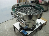 Vibrating screw feeder