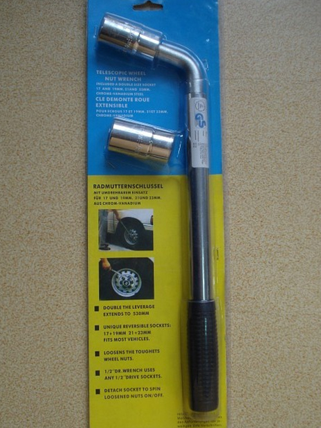 Telescopic wheel wrench