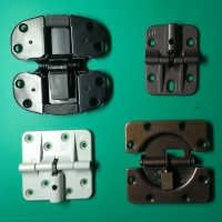 Center hinge for folding door