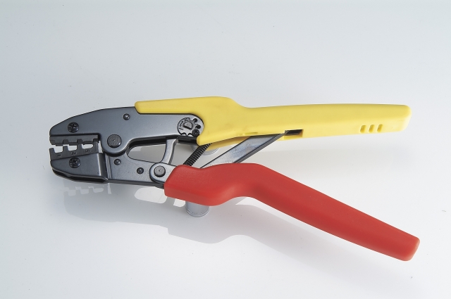 Crimping hand tool