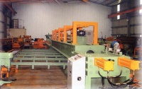 Hydraulic extruding machine